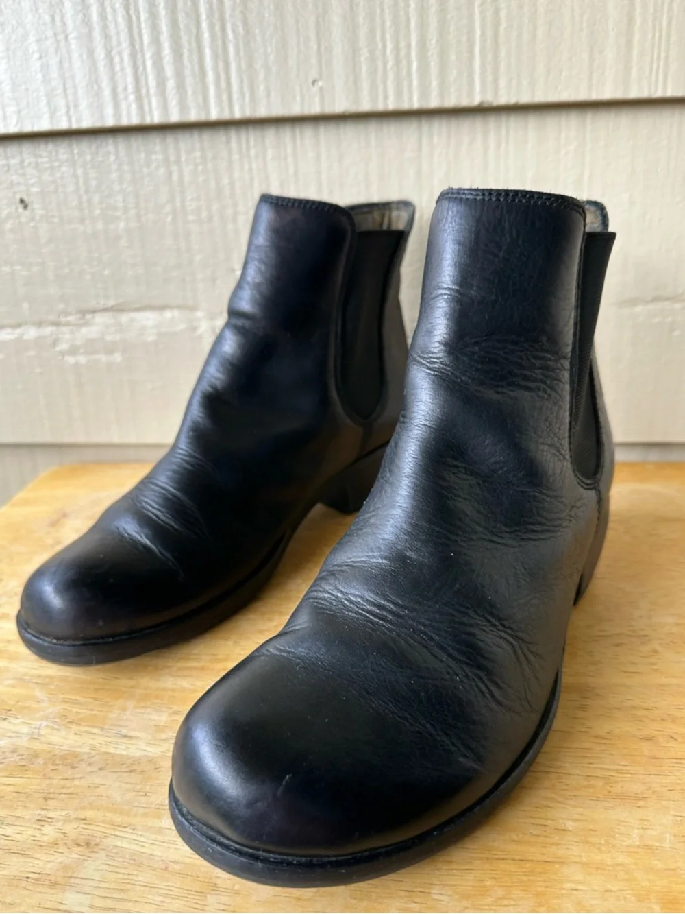 Fly London Black Leather Chelsea Round toe Low Heel Boot